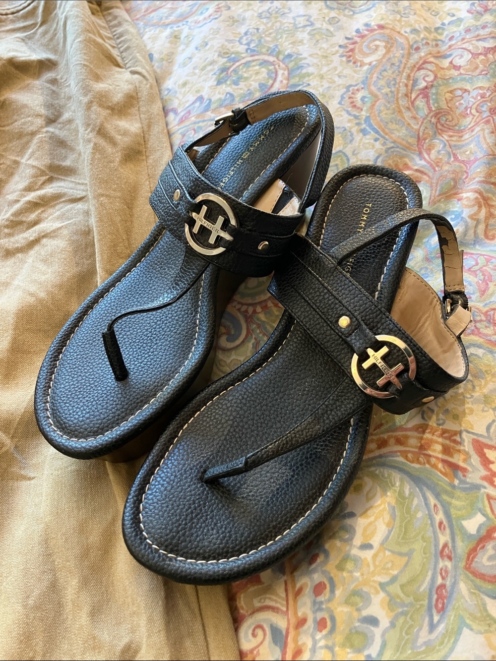 Tommy Hilfiger wedge song sandal 8.5 Twsarena  faux leather metal logo buckle